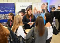 VDU įvyko „Jungtys: Karjeros diena“ – studentus ir mokinius subūręs renginys atvėrė duris į darbo pasaulį