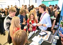 VDU įvyko „Jungtys: Karjeros diena“ – studentus ir mokinius subūręs renginys atvėrė duris į darbo pasaulį